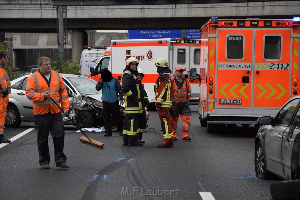 VU Auffahrunfall A 3 Rich Oberhausen kurz vor AS Koeln Dellbrueck P153.JPG - Miklos Laubert